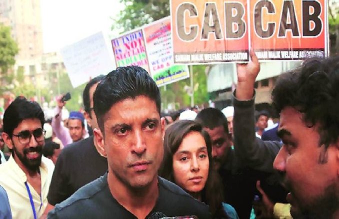 CAA Protest: मुंबई की सड़कों पर उतरे फरहान अख्तर, अनुराग कश्यप समेत ये बॉलीवुड सितारे, कहा- अपने इरादे साफ करे मोदी सरकार