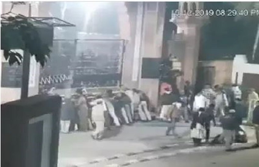 अलीगढ़ विश्वविद्यालय का गेट तोड़ते प्रदर्शनकारी, फोटो सोर्स - स्क्रिनशॉट