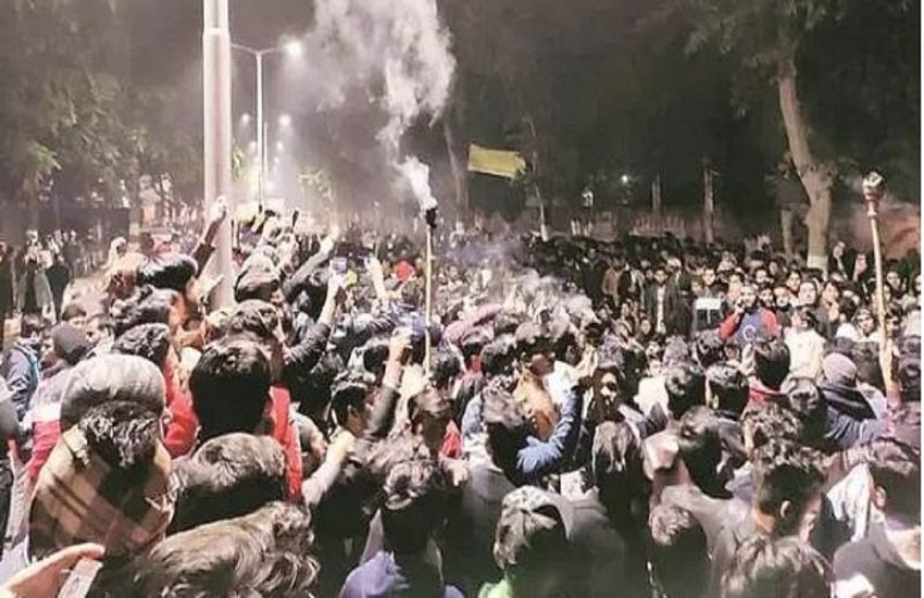 पुलिस ने कहा- आज खली हो जाएंगे अलीगढ़ मुस्लिम विश्वविद्यालय। (indian express file)