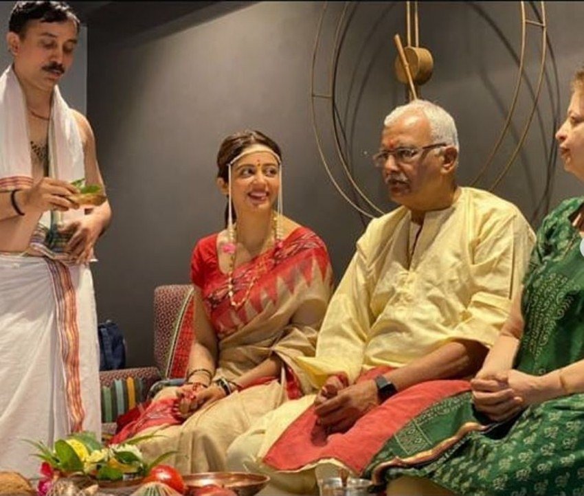जब नेहा ने अपनी सगाई की बात इंस्टाग्राम पर साझा की थी तो सभी हैरान रह गए थे।
