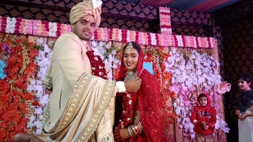 लाल जोड़े में बबीता औऱ सुनहरी शेरवानी में विवेक की जोड़ी काफी सुंदर लग रही है।