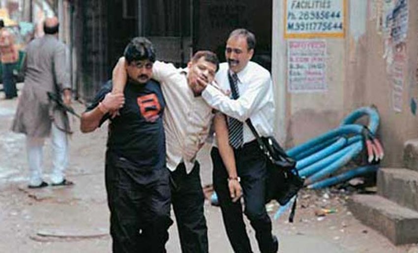 Batla House Encounter: 19 सितंबर 2008 को दिल्ली के जामिया इलाके में बटला हाउस एनकाउंटर हुआ था। इस एनकाउंटर में क्राइम ब्रांच इंसपेक्टर मोहन चंद्र शर्मा की गोली लगने से मौत हो गई थीय़ साथ ही दो संदिग्ध भी मारे गए थे। इस एनकाउंटर को कुछ लोगों ने फर्जी बताया था तो वहीं इसपर जमकर राजनीति भी हुई। यह केस इतना चर्चित था कि इस पर इसी साल बटला हाउस नाम से फिल्म भी बनी। (Photo: Indian Express)