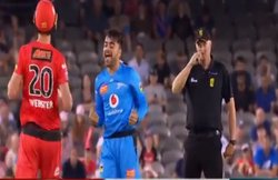 VIDEO: अंपायर ने तोड़ा राशिद खान का दिल, पहले आउट देने के लिए उठाया हाथ फिर नाक में करने लगा खुजली