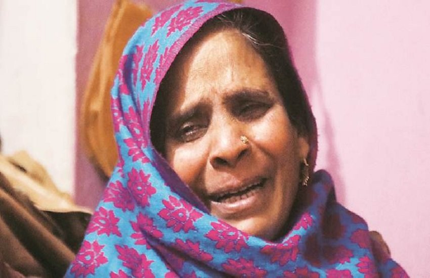 बिजनौर विरोध प्रदर्शन में मृतक सुलेमान की मां, फोटो सोर्स- इंडियन एक्सप्रेस