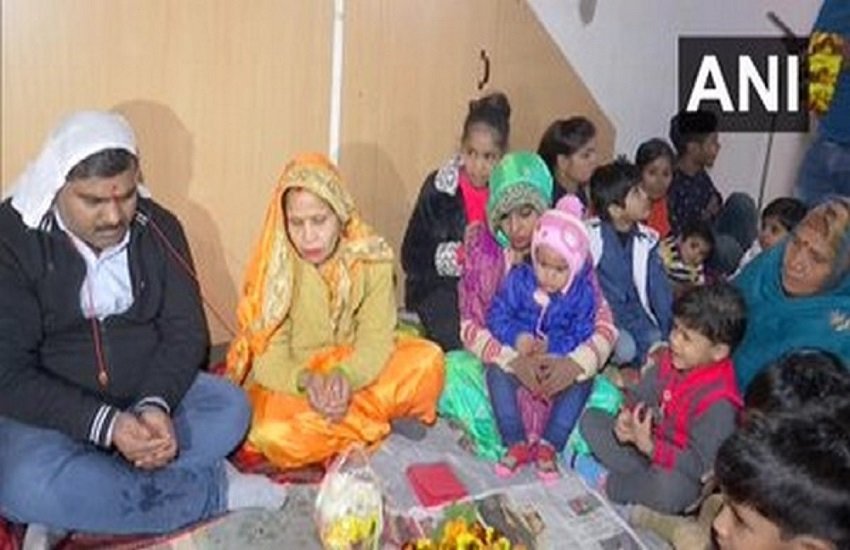 बुरारी हत्या कांड वाले मकान में पूजा करते नए मकान मालिक, फोटो सोर्स - ANI