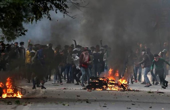 CAA विरोध में गई तीन की जान, अहमदाबाद से कोलकाता और दिल्ली से बेंगलुरु तक लाठीचार्ज, पत्थरबाजी, आगजनी और आंसू गैस के गोले छोड़े