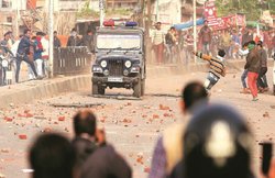CAA हिंसा: प्रदर्शन के दौरान कैंसर पीड़ित को उठा ले गई UP पुलिस, आरोप- इतना मारा कि टूट गए हाथ व पैर