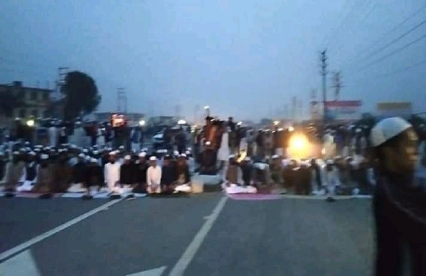 नागरिकता संशोधन बिल का विरोध करते मदरसों के छात्र, फोटो सोर्स- ट्वीटर