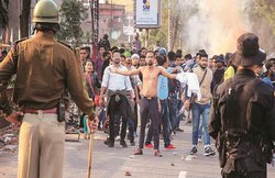 UP: नागरिकता कानून के विरोध में हिंसा के बाद मऊ में धारा 144 लागू, कई शहरों में बंद किया गया इंटरनेट