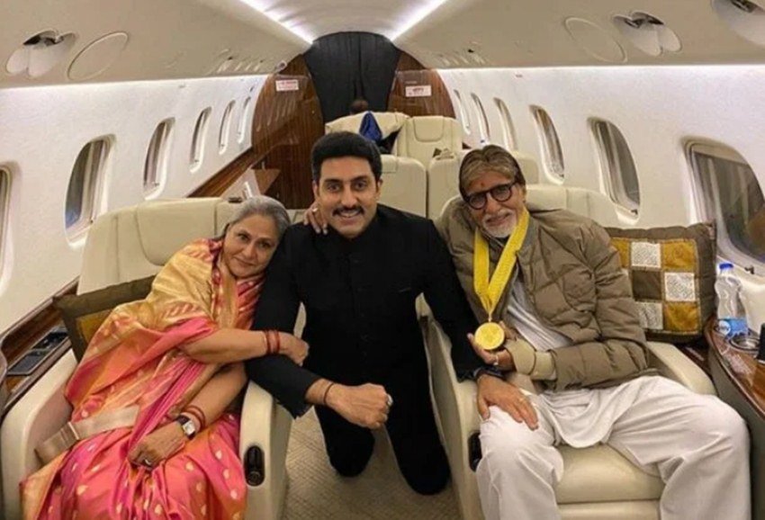 अभिषेक बच्चन ने पिता को मिले इस सम्मान पर गर्व महसूस करते हुए यह तस्वीर अपने इंस्टाग्राम पर पोस्ट की है।