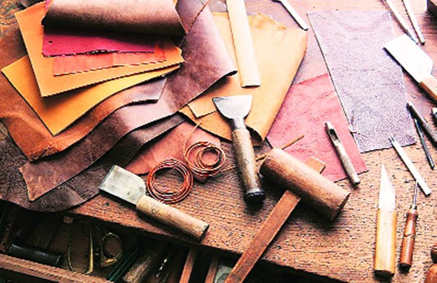 युवा अपने भविष्य को सुरक्षित कर सकते हैं।