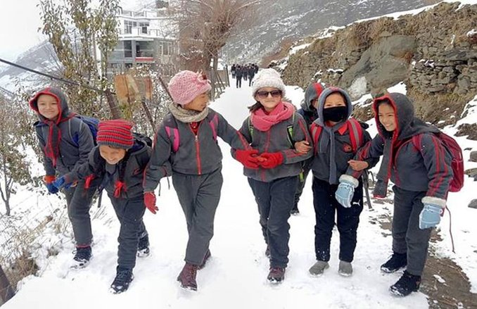 Weather: पहाड़ों में बर्फबारी से उत्तर भारत में कड़ाके की ठंड, कई उड़ानें रद्द, रेल सेवाएं बाधित; जानें अपने शहर के मौसम का हाल