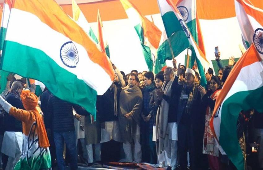 सत्याग्रह की शुरुआत वंदे मातरम से हुई। फिर सोनिया, मनमोहन और राहुल ने अंग्रेजी भाषा में संविधान की प्रस्तावना पढ़ी।