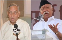 RSS चीफ मोहन भागवत संग मंच पर नजर आए कांग्रेस के वरिष्ठ नेता जनार्दन द्विवेदी, बाद में दी यह सफाई