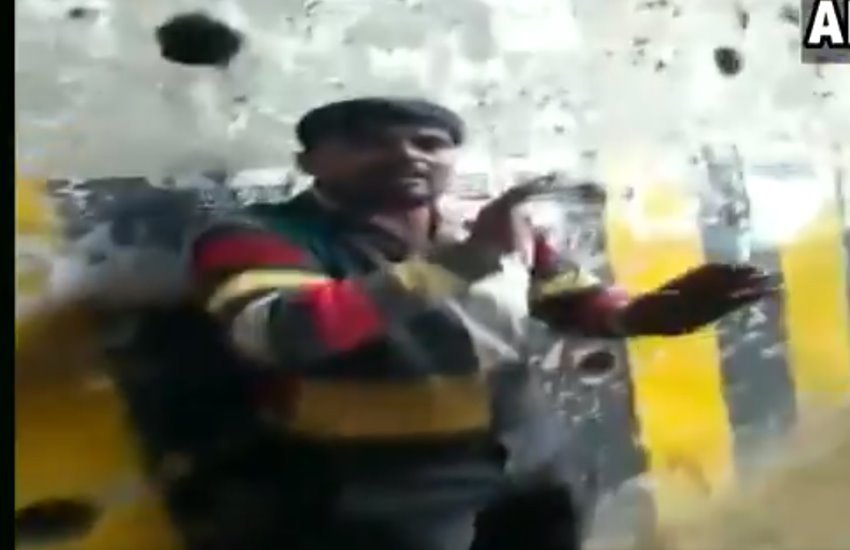 नोएडा में युवक की पिटाई का वीडियो वायरल 
फोटो- एएनआई 
