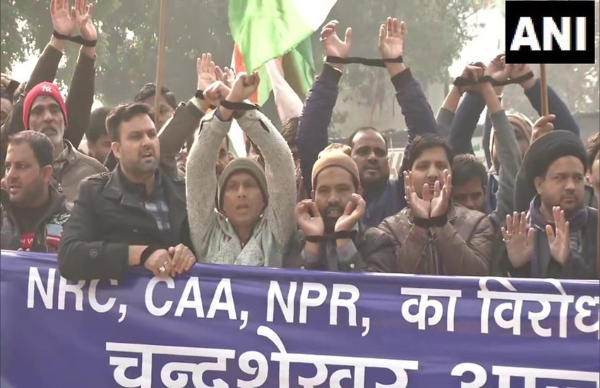 दिल्ली में जामा पीएम आवास की ओर जाते भीम आर्मी के कार्यकर्ता (फोटो सोर्स- एएनआई)
