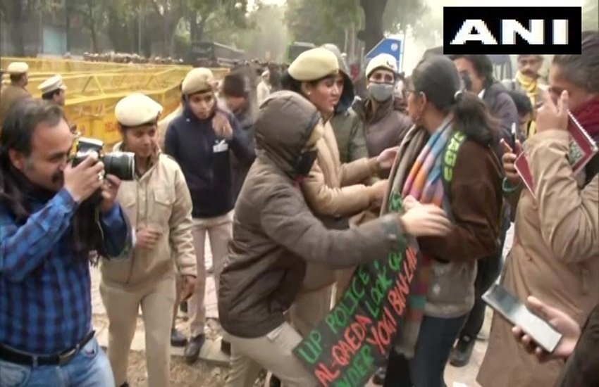 दिल्ली में प्रदर्शनकारियों को रोकती पुलिस (फोटो सोर्स- एएनआई)