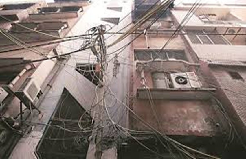 दिल्ली अनाज मंडी के इसी बिल्डिंग में आग लगी थी। (फोटो सोर्स- इंडियन एक्सप्रेस)