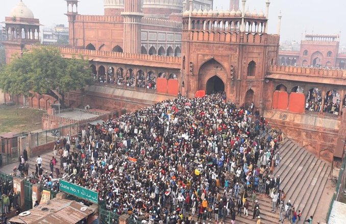 VIDEO: जुमे की नमाज के बाद Jama Masjid के बाहर जबर्दस्त विरोध-प्रदर्शन, Bhim Army के चंद्रशेखर भी मौजूद