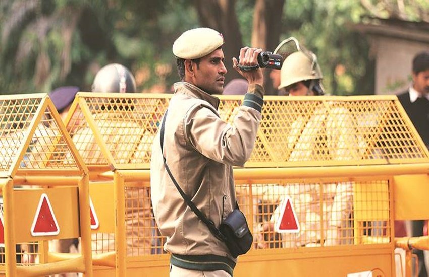 भीड़ पर नजर रखे दिल्ली पुलिस। फोटो सोर्स - Indian Express भीड़ पर नजर रखे दिल्ली पुलिस। फोटो सोर्स - Indian Express