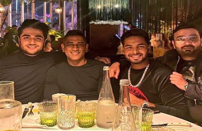 दोस्तों के साथ क्रिसमस मनाते महेंद्र सिंह धोनी और ऋषभ पंत। (फोटो सोर्स- इंस्टाग्राम) दोस्तों के साथ क्रिसमस मनाते महेंद्र सिंह धोनी और ऋषभ पंत। (फोटो सोर्स- इंस्टाग्राम)