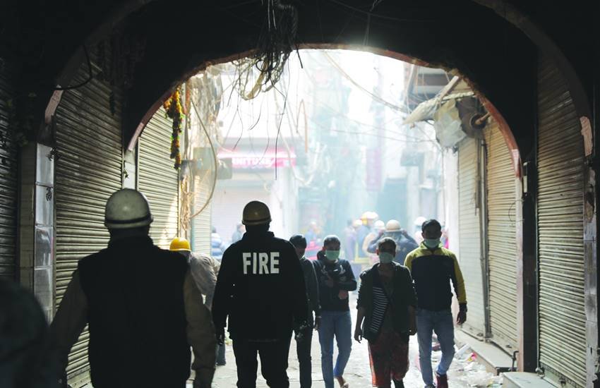 दिल्ली में हर घंटे तैंतीस आग की घटनाएं सामने आ रही हैं।