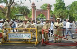 13 ऐक्टिविस्टों की रिपोर्ट: अलीगढ़ मुस्लिम यूनिवर्सिटी में पुलिसवालों ने लगाए थे ‘जय श्रीराम’ के नारे, छात्रों पर ग्रेनेड भी फेंके थे