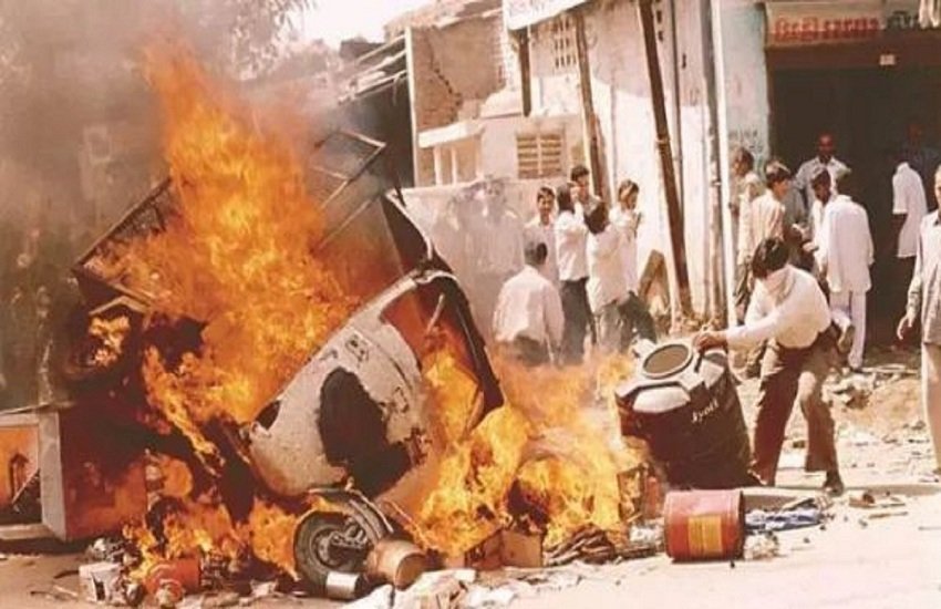  न्यायमूर्ति जीटी नानावती आयोग ने पुलिस अधिकारियों के खिलाफ जांच या कार्रवाई करने की सिफारिश की है। (indian express photo)