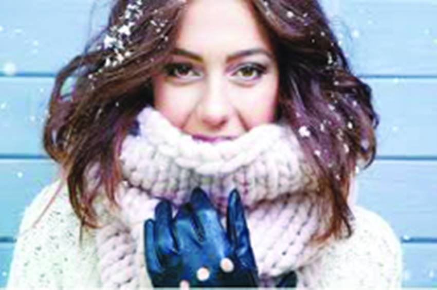 ठंडी हवाएं बालों की नमी चुरा लेती हैं।