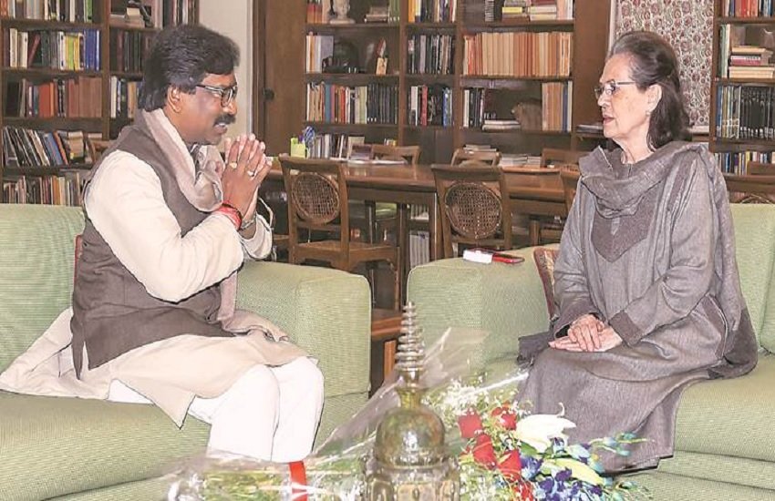 झारखंड के भावी सीएम हेमंत सोरेन साथ में कांग्रेस अध्यक्ष सोनिया गांधी, फोटो सोर्स - PTI