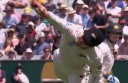 Aus vs Nz 2nd Test: न्यूजीलैंड हेनरी निकोलस ने हवा में उड़कर एक हाथ से लपका कैच, शतक नहीं पूरा कर पाए स्टीव स्मिथ; देखें VIDEO