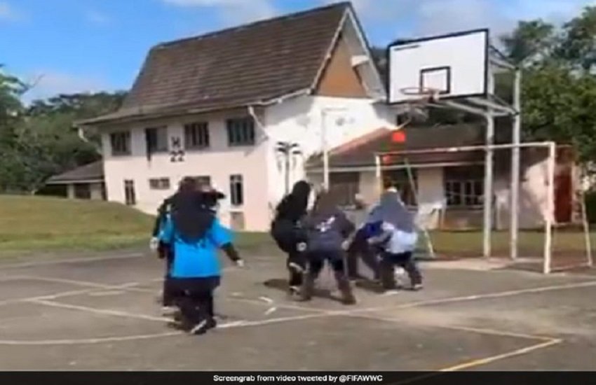 हिजाब पहने महिलाओं ने खेला फुटबॉल (फोटो सोर्स-twitter)