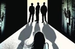 हैवानियत का दौर जारी: अब 17 साल की लड़की को बंधक बनाकर बॉयफ्रेंड और दोस्तों ने किया गैंगरेप, फिर जिंदा जला दिया