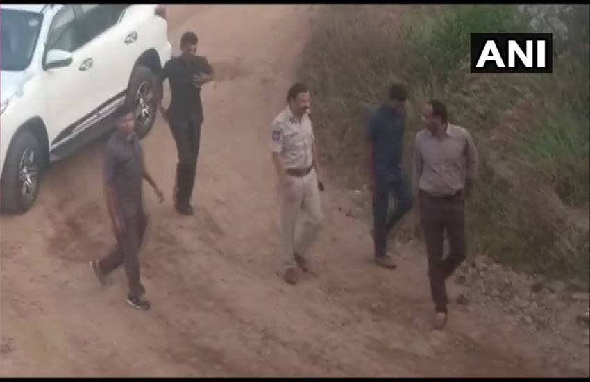घटना के बाद मौके पर पहुंचे पुलिस के वरिष्ठ पुलिस अधिकारी। (फोटोःएएनआई)