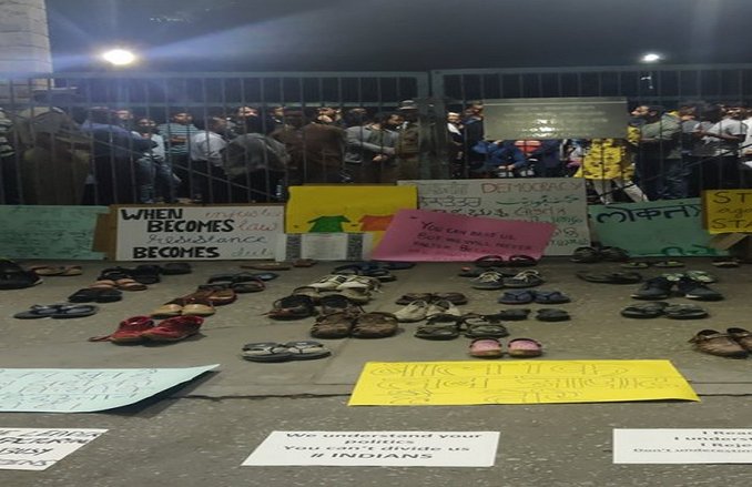 CAA Protest: धारा 144 के लागू होने के बाद IIM के छात्रों ने किया अनोखे तरीके से विरोध प्रदर्शन, पुलिस रह गई दंग