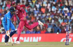 Ind vs WI 1st ODI: रवींद्र जडेजा के आउट देने के फैसले पर भड़के कोहली, बाउंड्री लाइन के पास पहुंच जताई नाराजगी