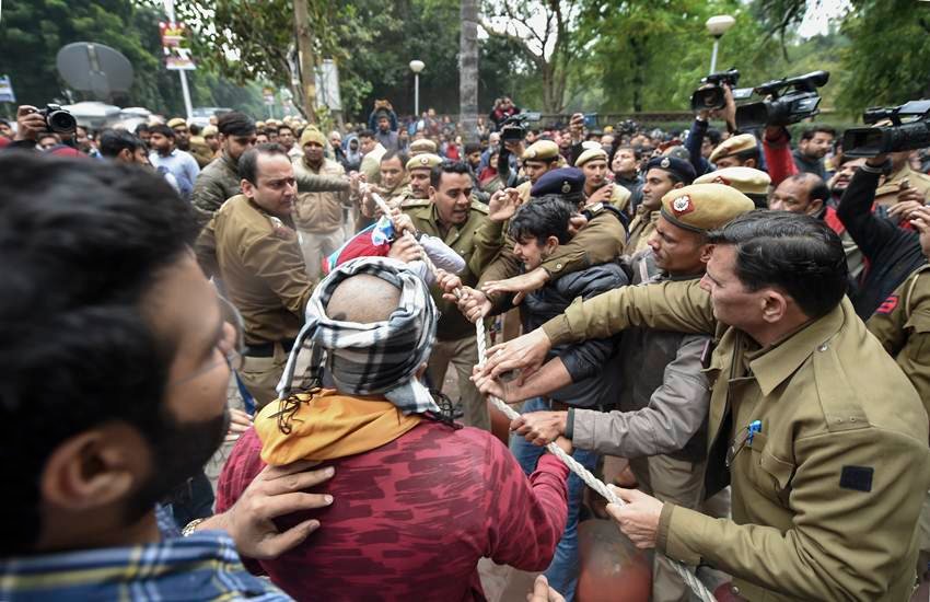 जामिया छात्रों और पुलिस के बीच हुई हिंसा की तस्वीर। (PTI Photo/Shahbaz Khan) 