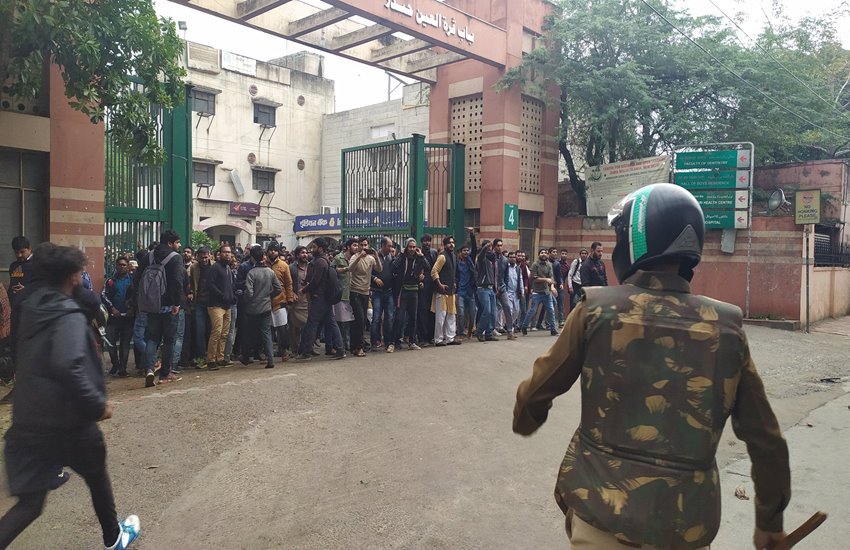 जामिया स्टूडेंट्स और पुलिस में भिड़ंत 
फोटो- सोशल मीडिया 