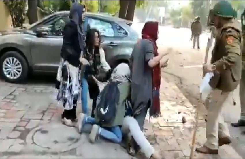 वीडियो में लड़किया इस छात्र का बचाव करती नजर आ रही हैं। फोटो सोर्स - वीडियो स्क्रीनशॉट