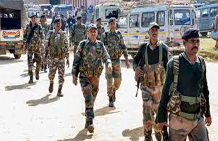 झारखंड मेंं मतदान के दौरान तैनात सुरक्षाकर्मी (फोटो सोर्स- इंडियन एक्सप्रेस)