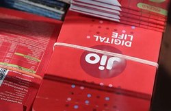 Vodafone Idea के बाद Airtel और Reliance Jio ने भी बढ़ाई कॉल व डेटा की कीमतें, नये प्लान 40-50 तक फीसदी महंगे