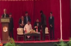 मध्य प्रदेश के CM कमलनाथ के साथ दिखा व्यापम घोटाले का मुख्य आरोपी, स्कूल के कार्यक्रम में मुख्यमंत्री संग था मौजूद