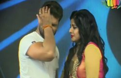 स्मृति सिन्हा के सामने गाते-गाते गिर पड़े Khesari Lal Yadav, वीडियो वायरल