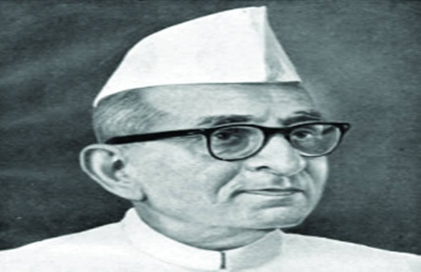 मतभेदों के कारण 1941 में कांग्रेस छोड़ दी।