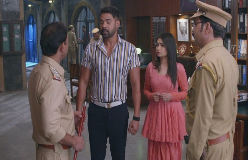 Kumkum Bhagya: अभि शाहना के साथ पुलिस स्टेशन पहुंचा Kumkum Bhagya: अभि शाहना के साथ पुलिस स्टेशन पहुंचा