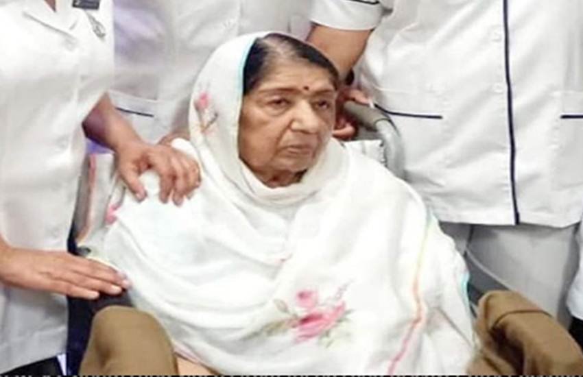 स्वरकोकिला लता मंगेशकर की तस्वीर हुई वायरल