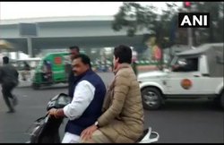 प्रियंका गांधी को स्कूटी पर ले जाने वाले पार्टी कार्यकर्ता ने नहीं पहना था हेलमेट, पुलिस ने काटा 6100 रुपए का चालान