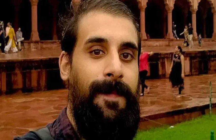 लखनऊ में पत्रकार हिरासत में