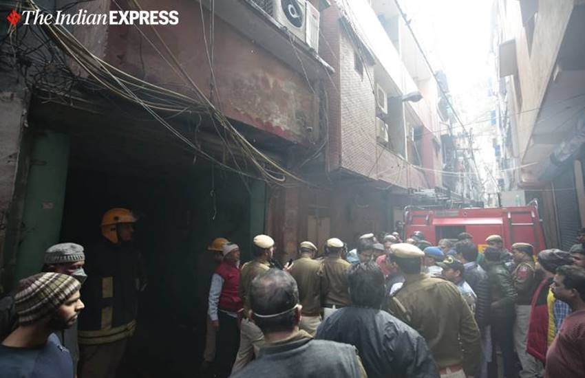 इलाके की सबसे बड़ी खामी यहां के खंभों पर लटकते हुए तार हैं। 