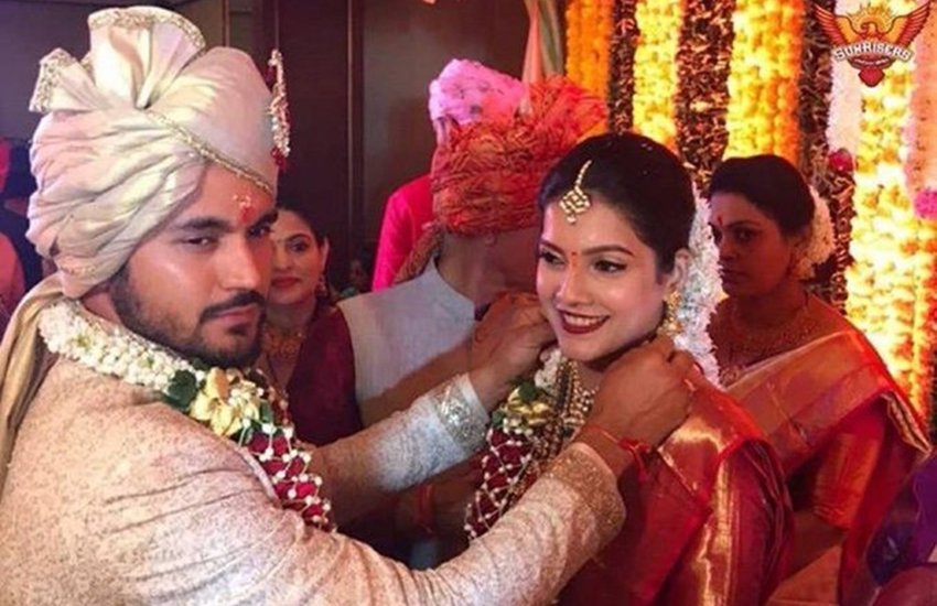 मनीष पांडे 2 दिसंबर 2019 को आश्रिता शेट्टी के साथ विवाह बंधन में बंध गए।